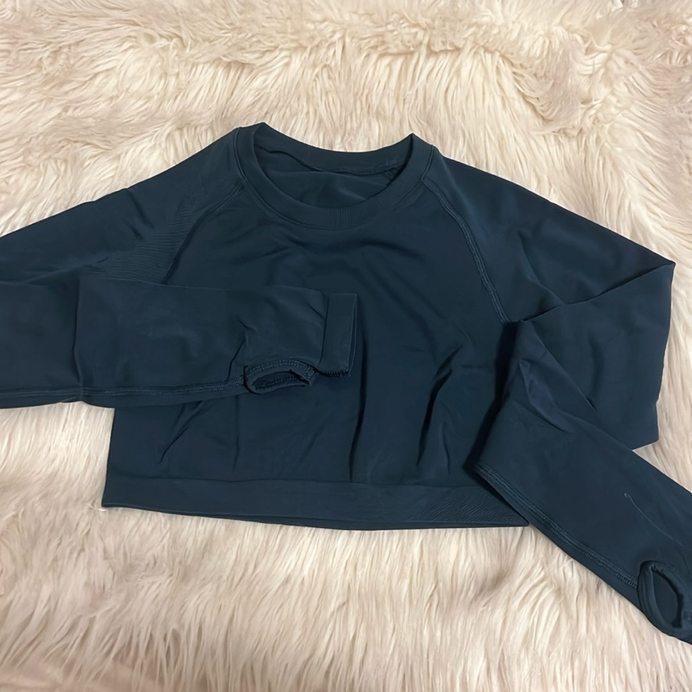 Alphalete Women’s Stratus Long Sleeve Crop Too - Midnight